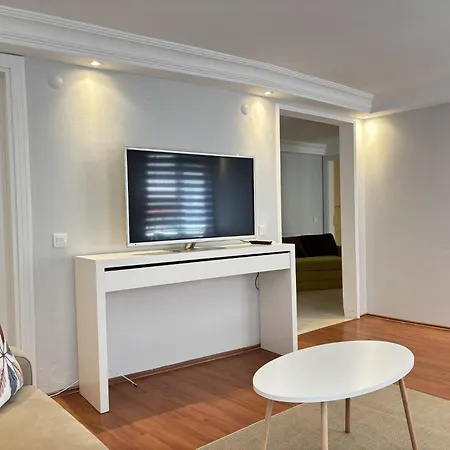Modern Spacious Apartment 5 Min To Metro דירה איסטמבול
