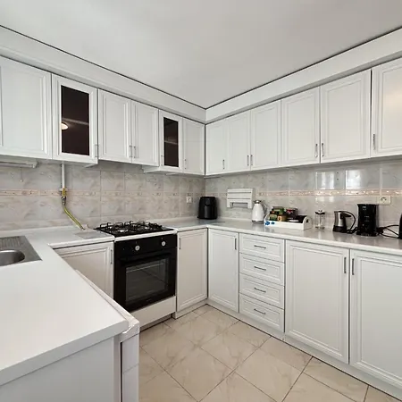 Modern Spacious Apartment 5 Min To Metro דירה איסטמבול